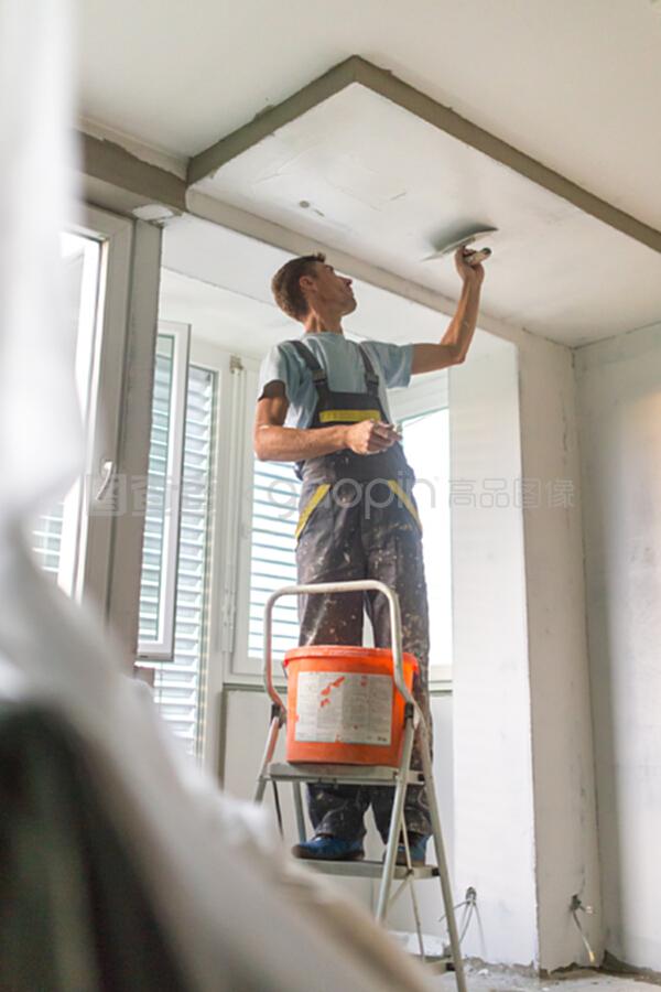 裝修室內(nèi)墻壁和天花板。建筑整理工程。