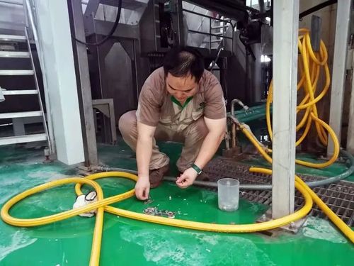 致敬 高溫下汗水打濕的身影